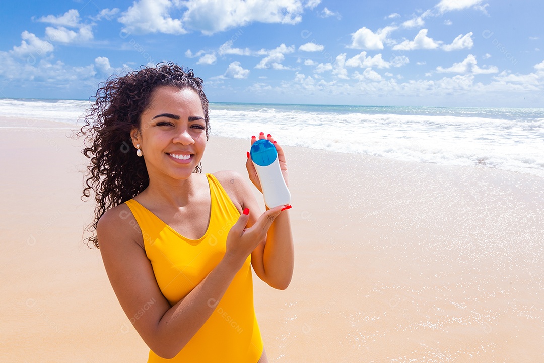 Linda mulher usando trajes de banho sobre praia curtindo verão