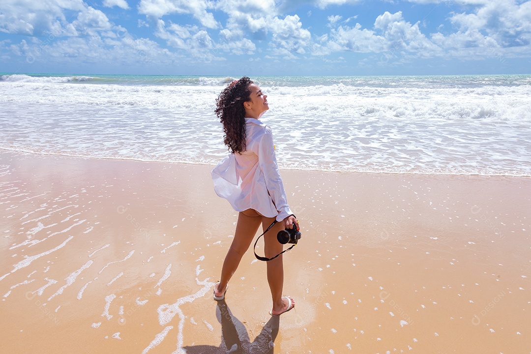 Linda mulher usando biquini sobre praia curtindo verão