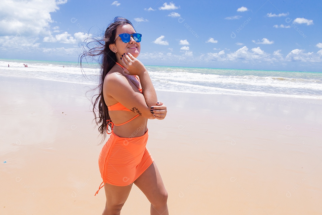 Linda mulher sorridente feliz sobre praia curtindo verão