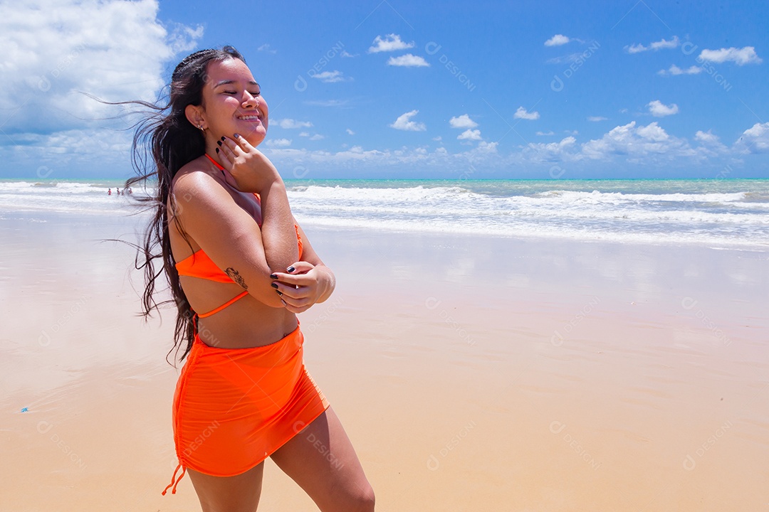 Linda mulher sorridente feliz sobre praia curtindo verão