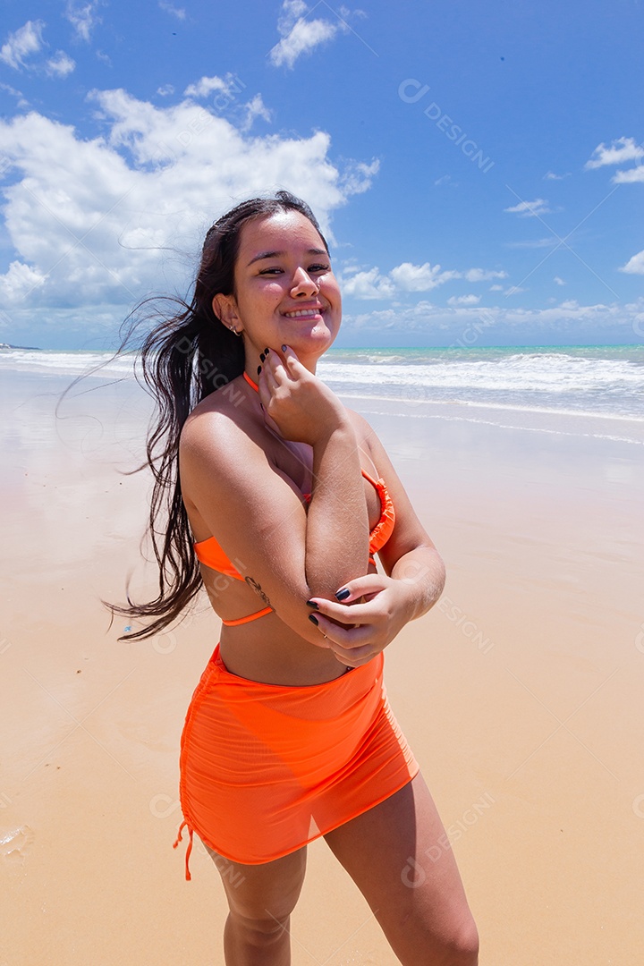 Linda mulher sorridente feliz sobre praia curtindo verão