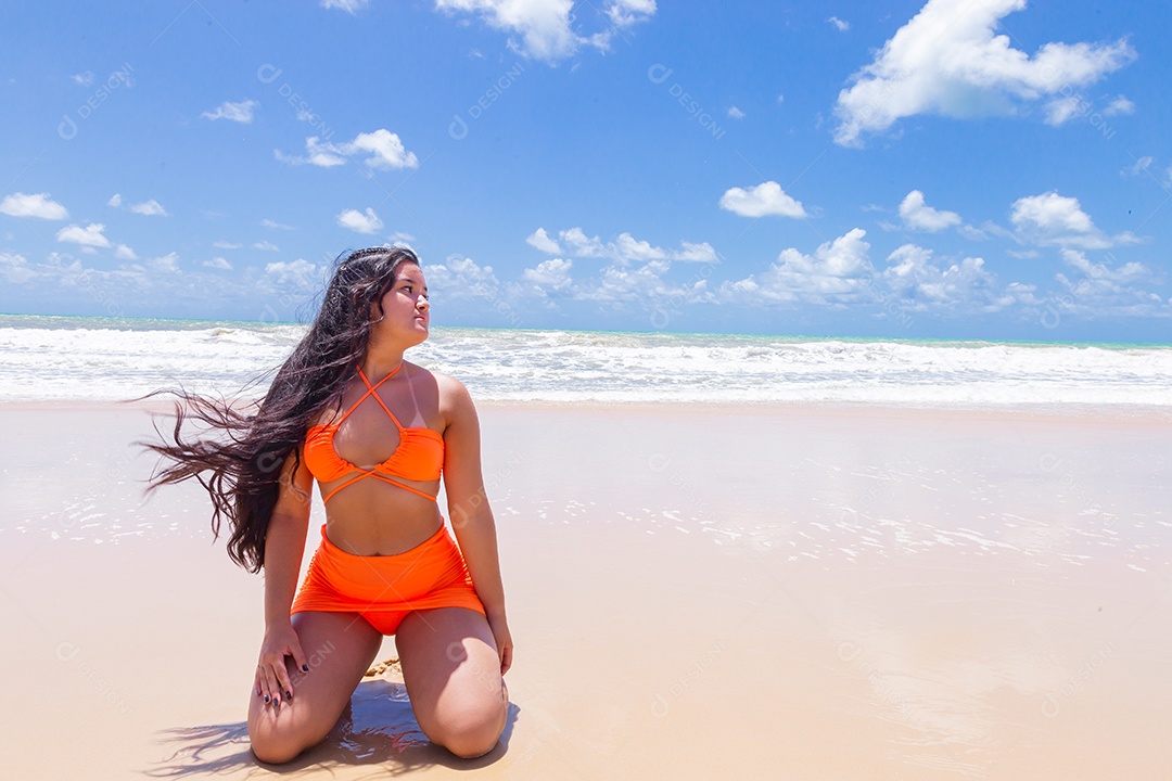 Linda mulher sorridente feliz sobre praia curtindo verão