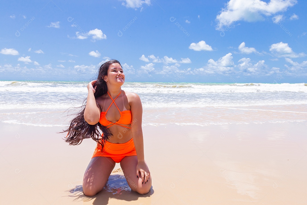 Linda mulher sorridente feliz sobre praia curtindo verão