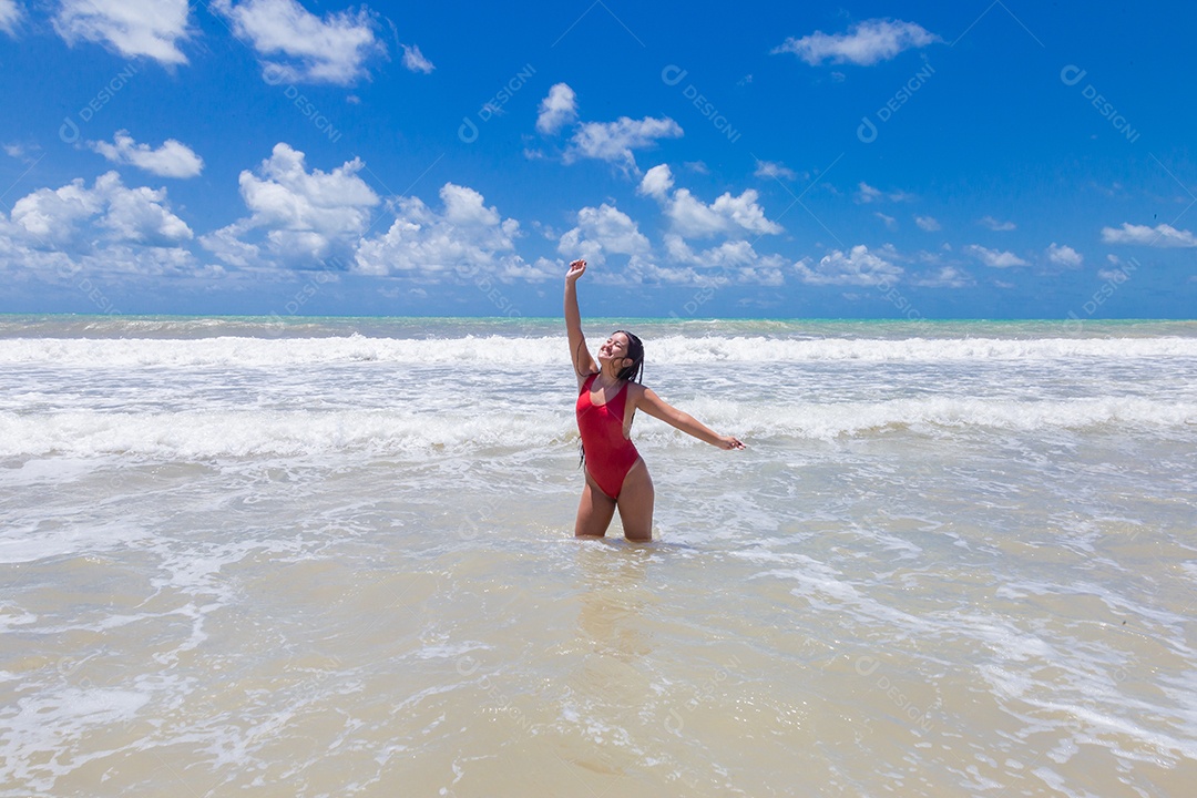 Linda mulher usando biquini sobre praia curtindo verão