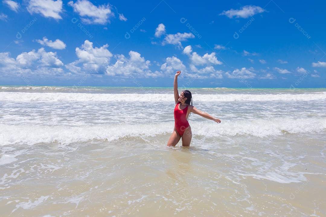 Linda mulher usando biquini sobre praia curtindo verão