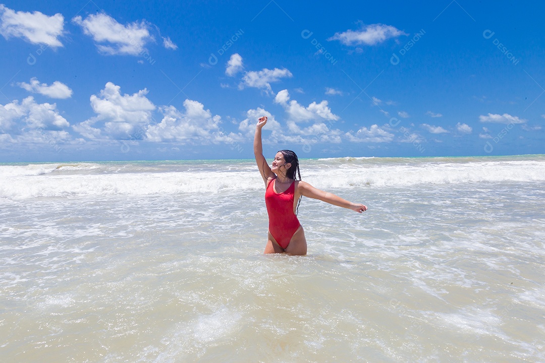 Linda mulher usando biquini sobre praia curtindo verão