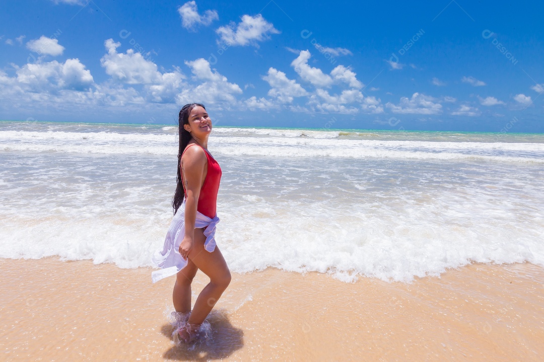 Linda mulher usando biquini sobre praia curtindo verão