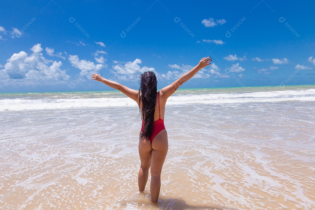 Linda mulher usando biquini sobre praia curtindo verão