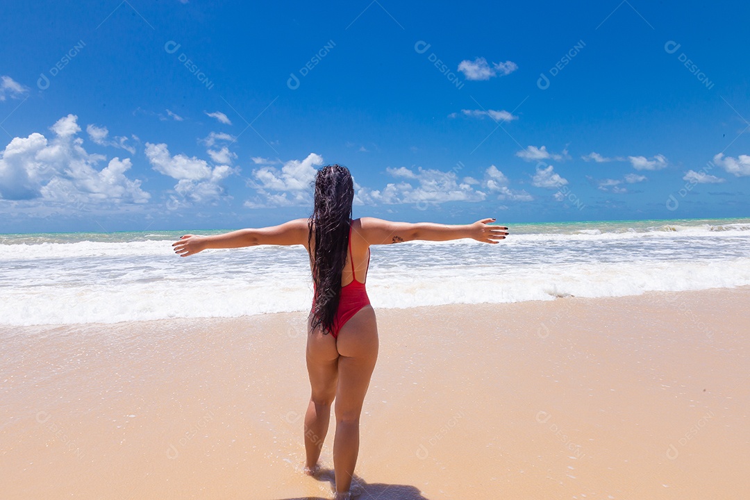 Linda mulher usando biquini sobre praia curtindo verão
