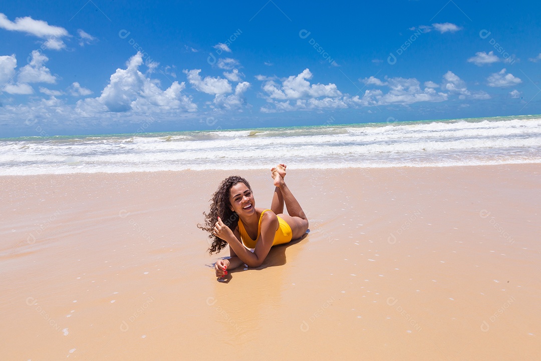Linda mulher usando biquini sobre praia curtindo verão