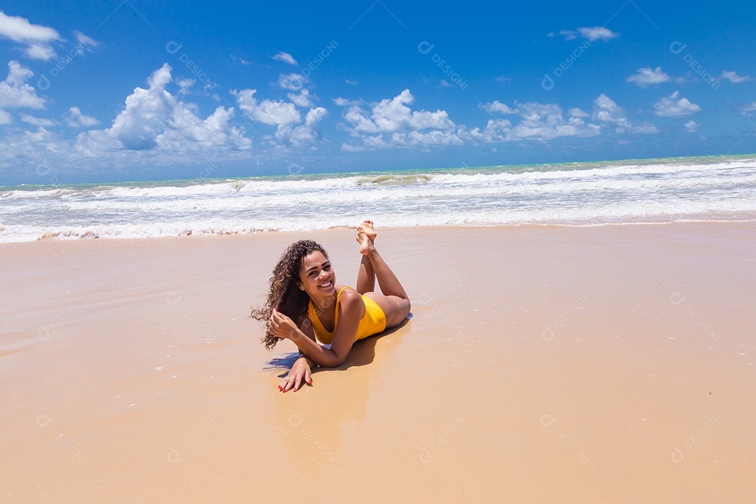 Linda mulher usando biquini sobre praia curtindo verão
