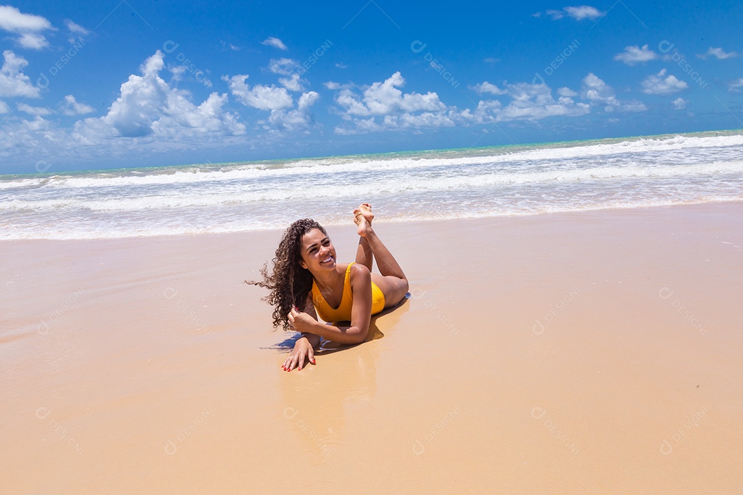 Linda mulher usando biquini sobre praia curtindo verão