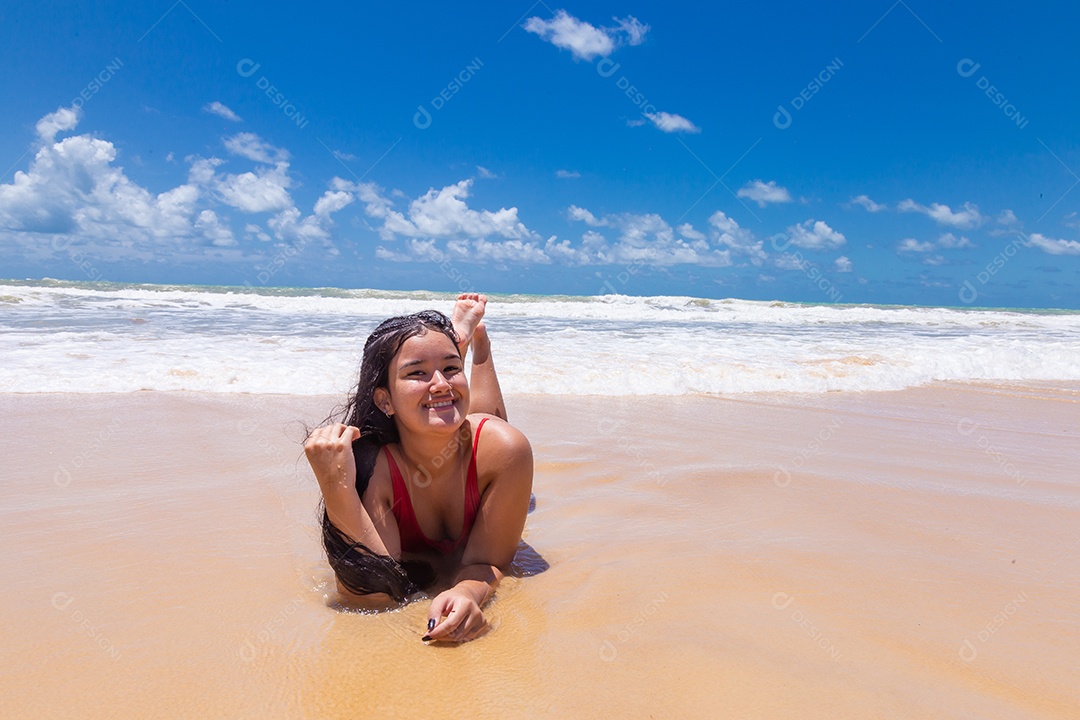 Linda mulher usando biquini sobre praia curtindo verão