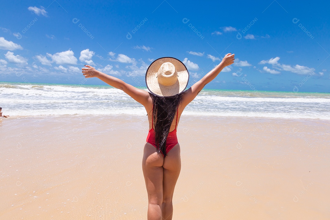 Linda mulher usando biquini sobre praia curtindo verão