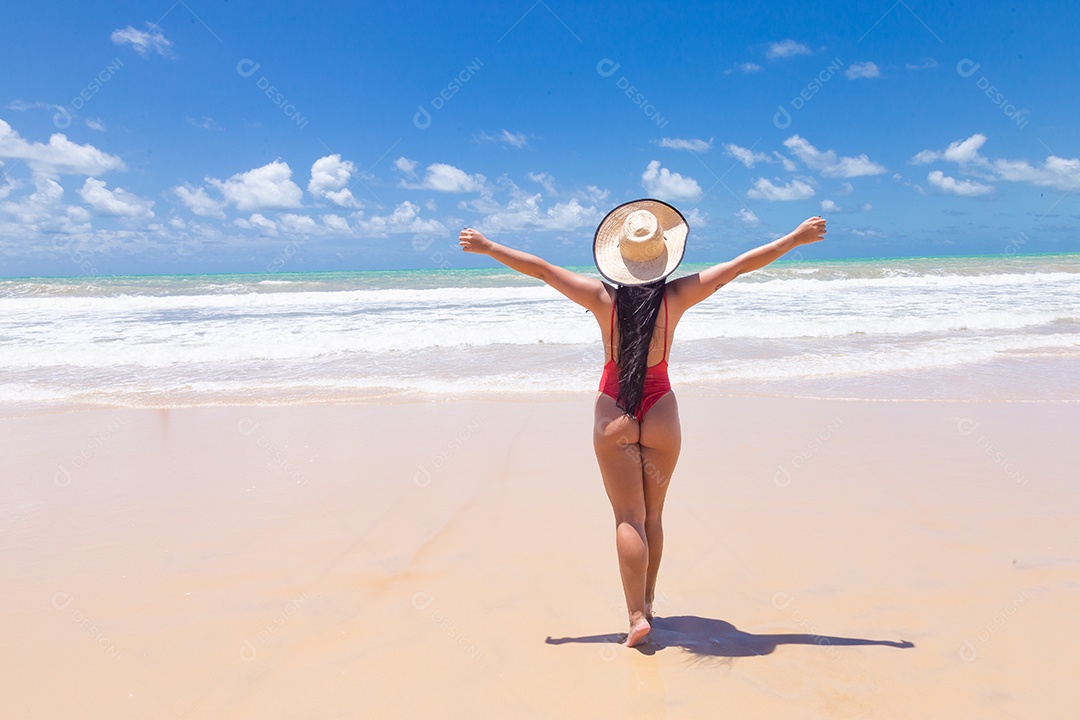 Linda mulher usando biquini sobre praia curtindo verão