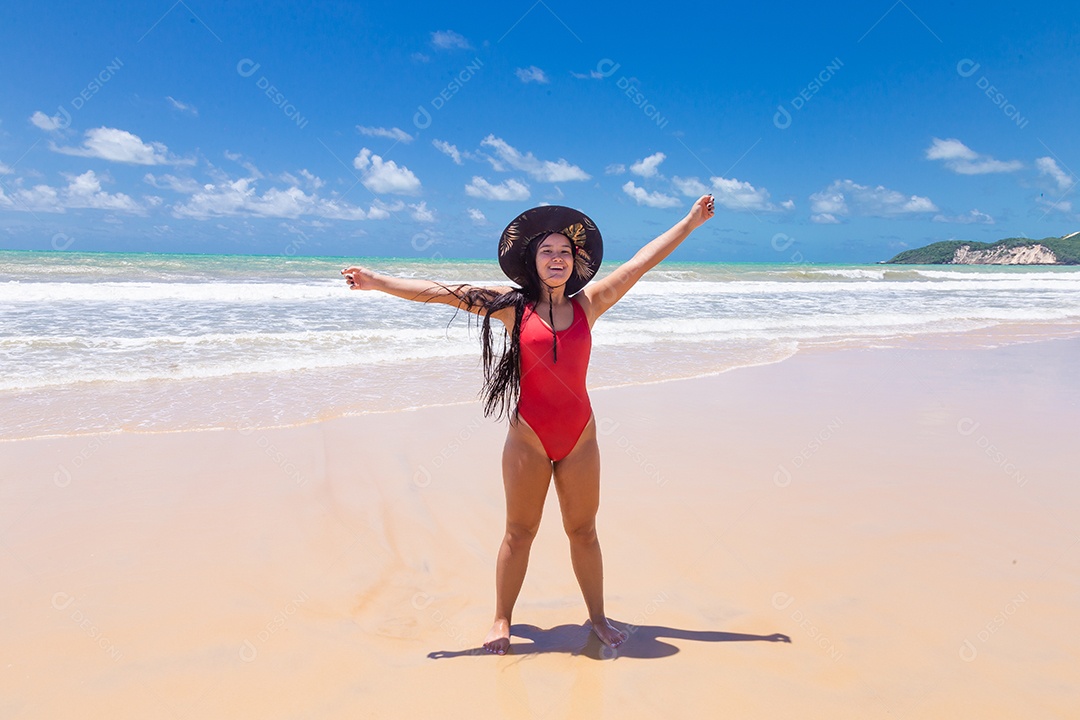 Linda mulher usando biquini sobre praia curtindo verão