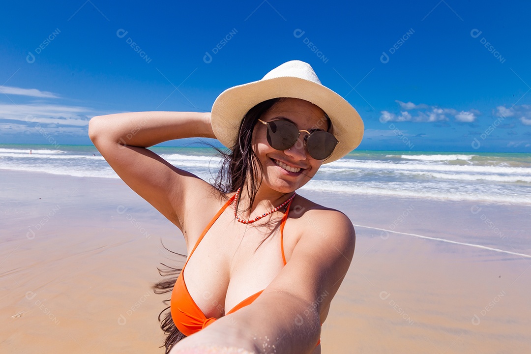 Linda mulher tirando selfie usando trajes de banho sobre praia curtindo verão