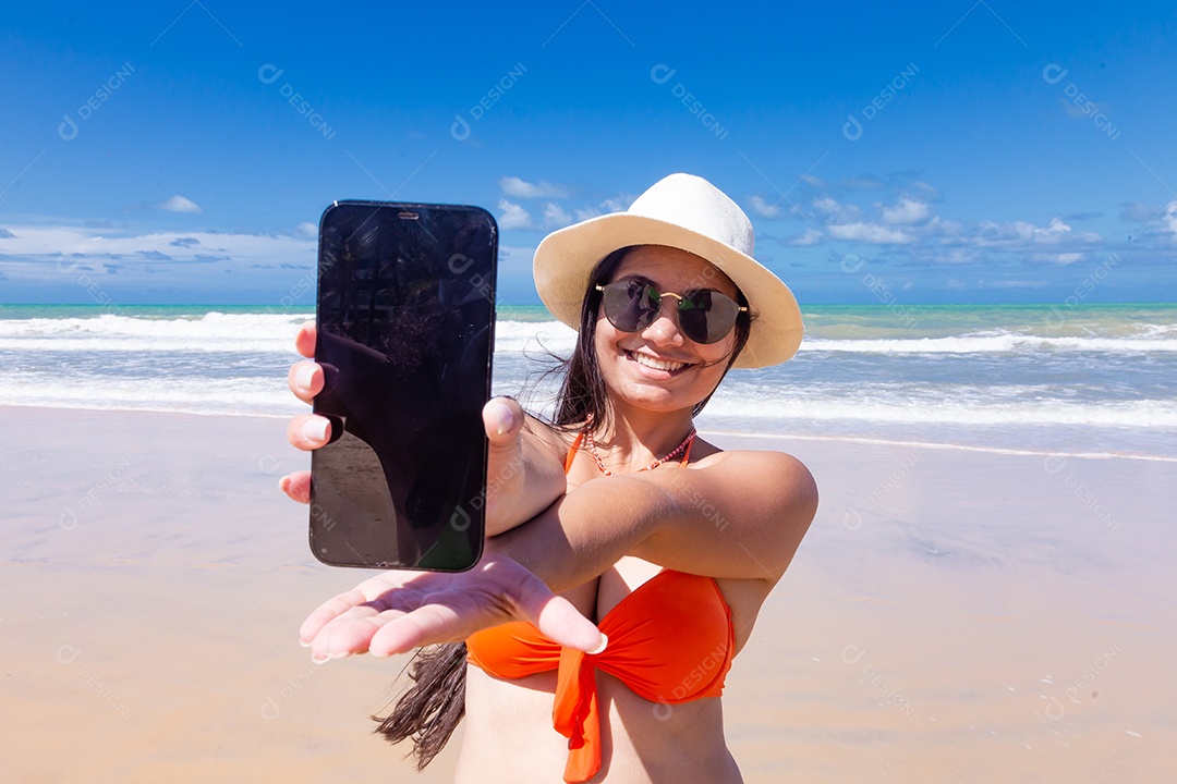 Linda mulher usando biquini sobre praia curtindo verão