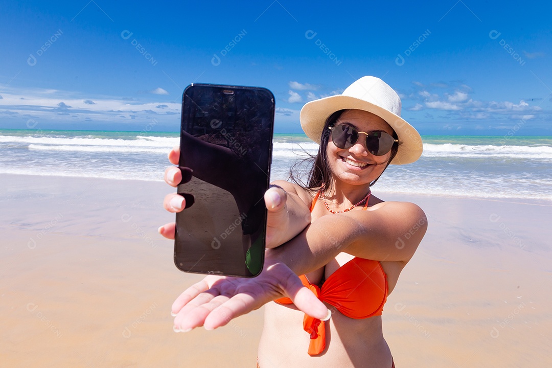 Linda mulher usando biquini sobre praia curtindo verão