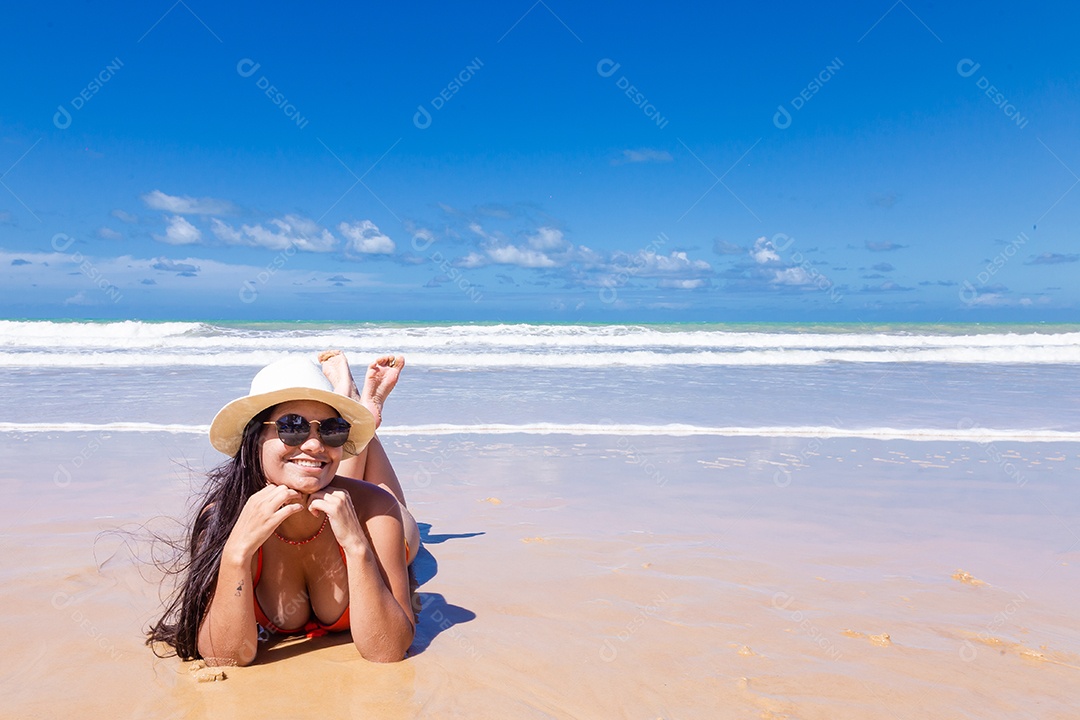 Linda mulher usando biquini sobre praia curtindo verão