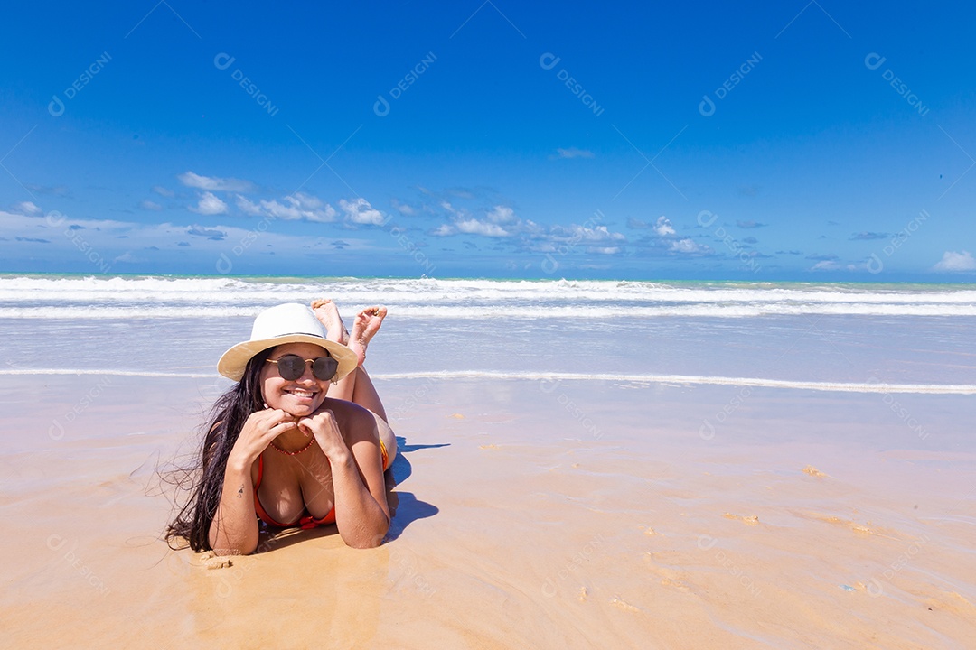 Linda mulher usando biquini sobre praia curtindo verão
