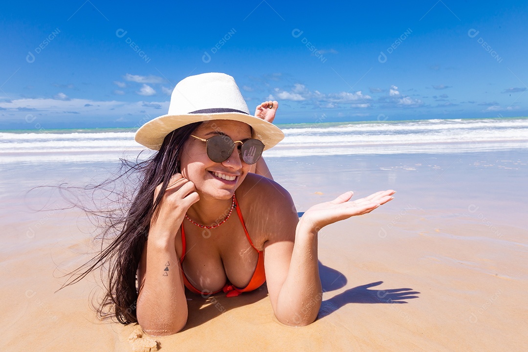 Linda mulher usando biquini sobre praia curtindo verão