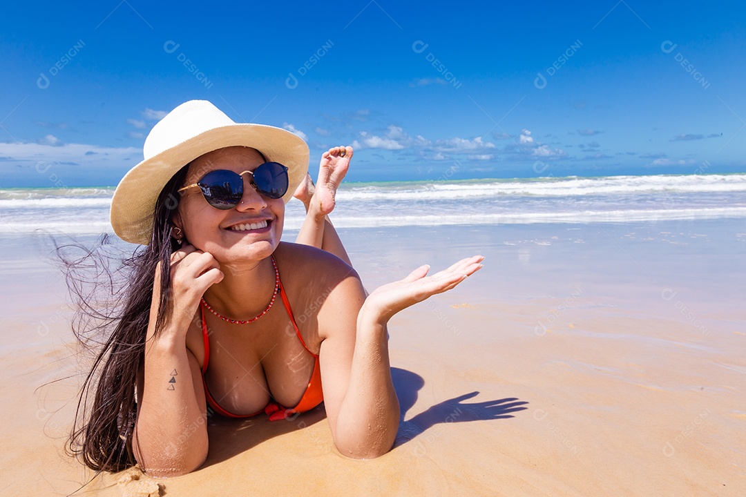 Linda mulher usando biquini sobre praia curtindo verão