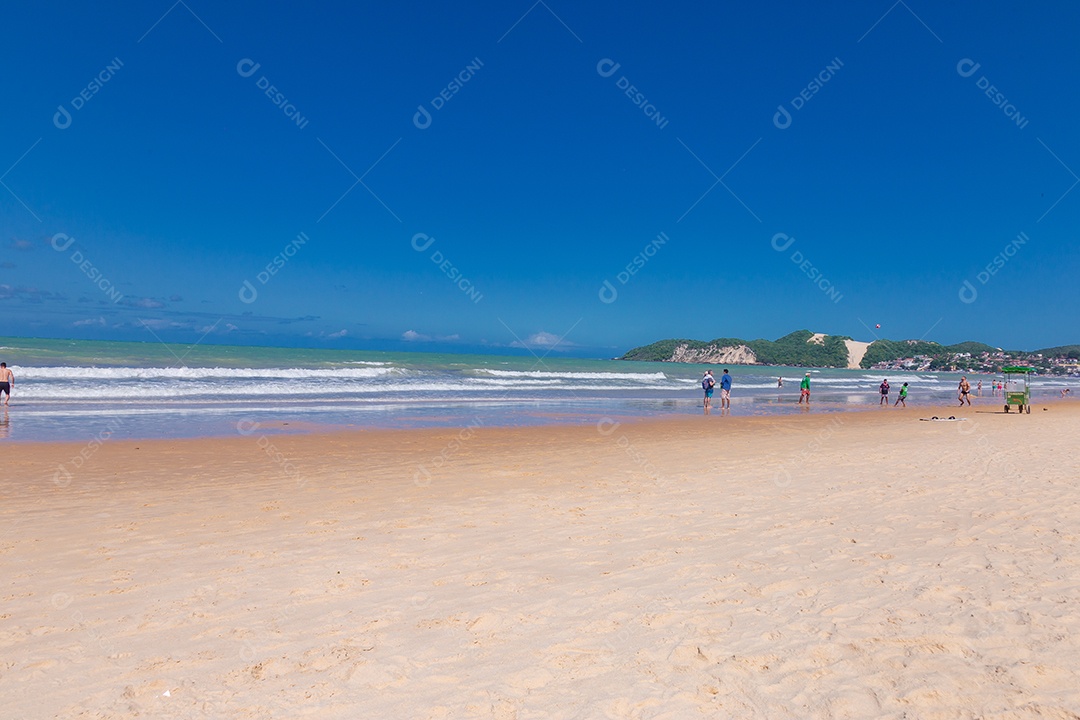 Linda praia movimentada sobre pessoas curtindo verão