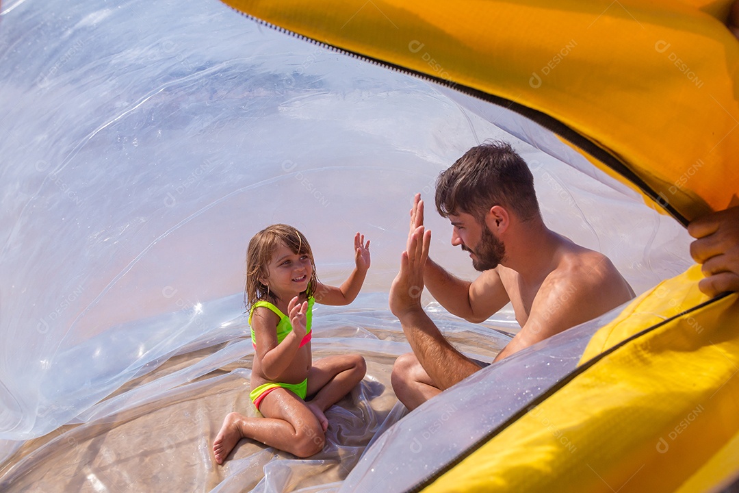 Pai brincando com sua filha sobre praia feliz férias família