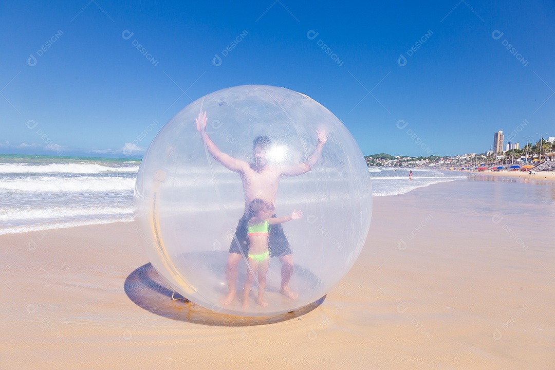 Pai brincando com sua filha sobre praia feliz férias família