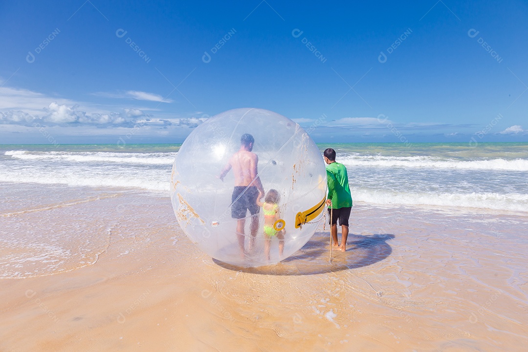 Pai brincando com sua filha sobre praia feliz férias família
