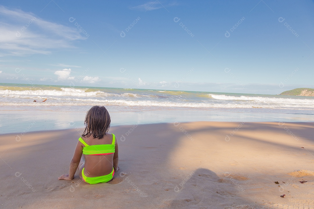 Linda menina garotinha usando roupas de banho sobre praia curtindo verão