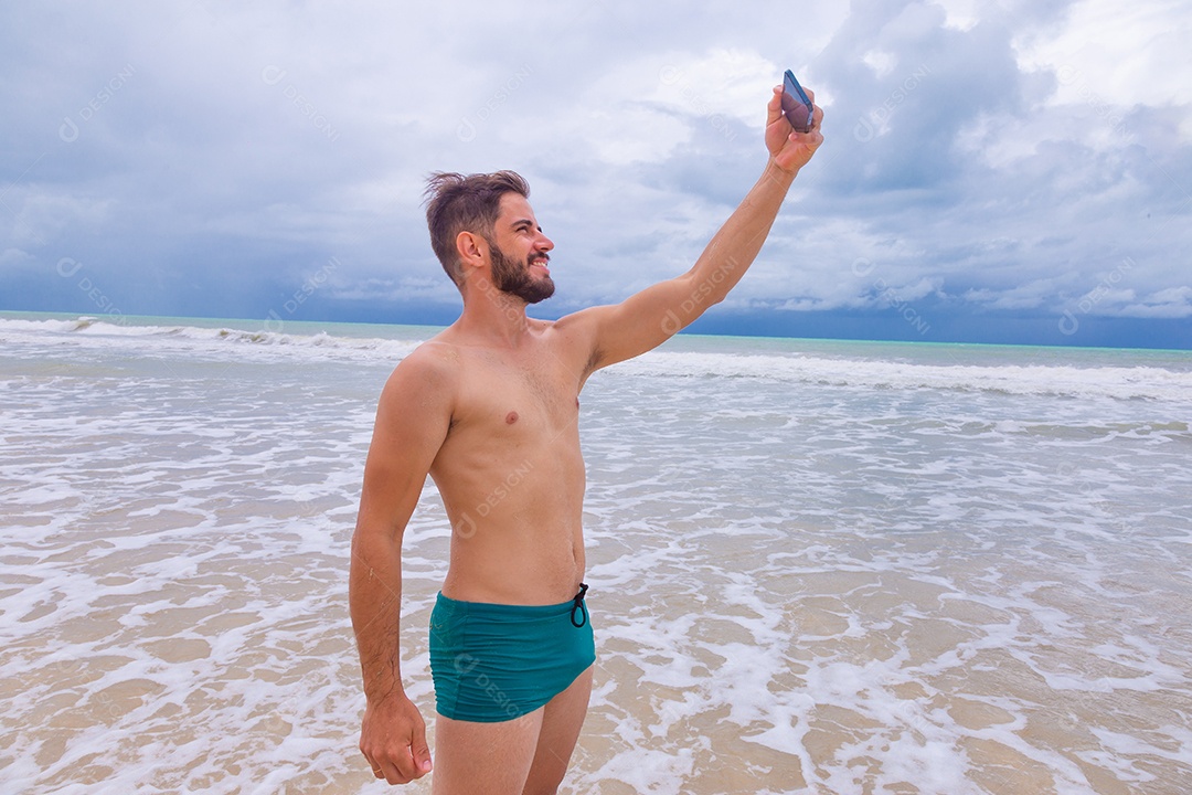 Homem jovem curtindo férias sobre uma praia