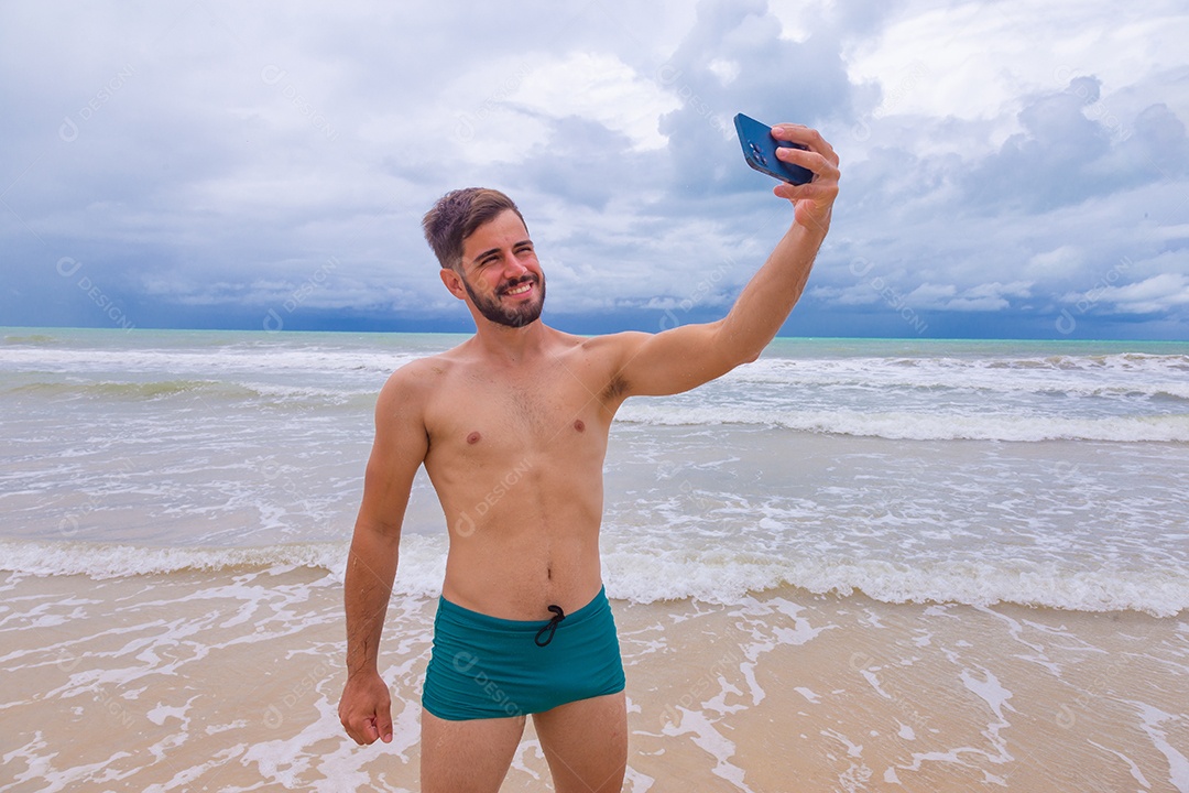Homem jovem curtindo férias sobre uma praia