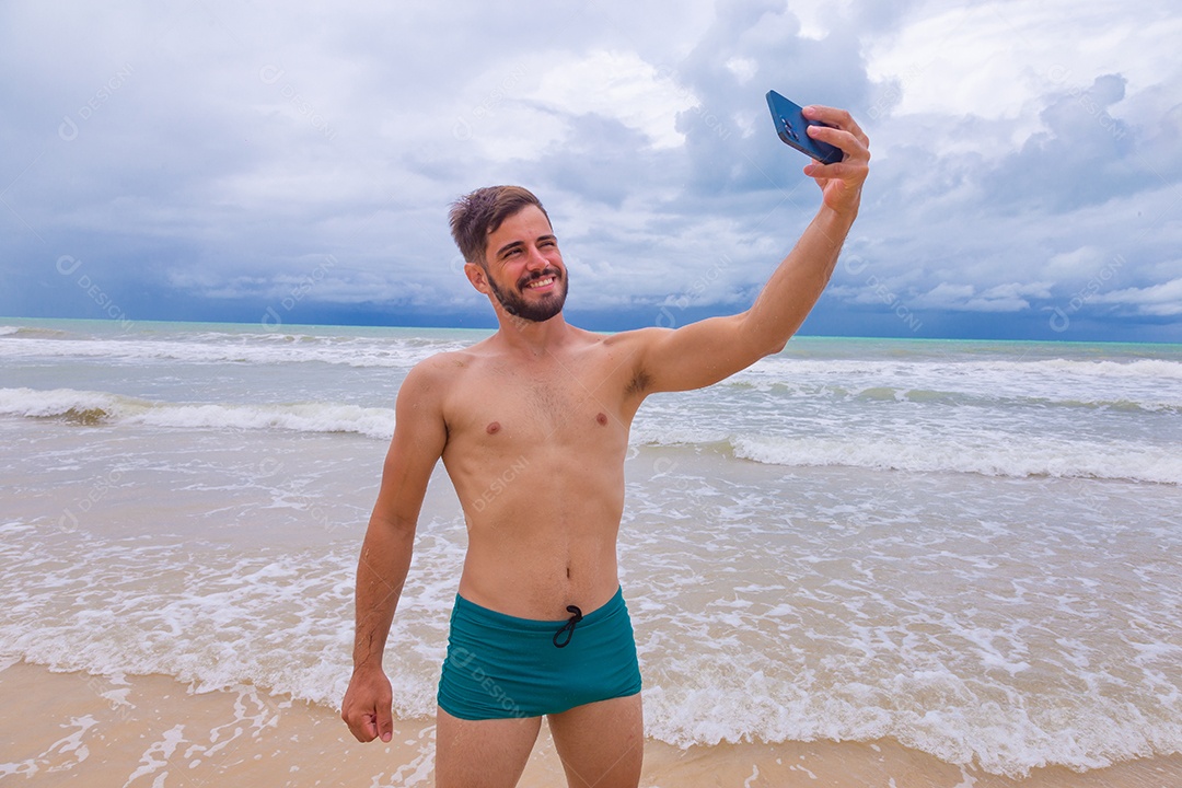 Homem jovem curtindo férias sobre uma praia