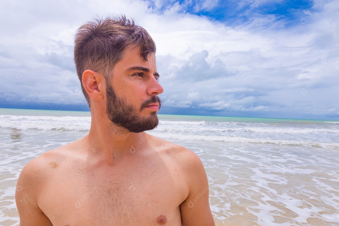 Homem jovem curtindo férias sobre uma praia