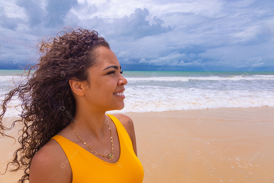 Linda mulher usando trajes de banho sobre praia curtindo verão