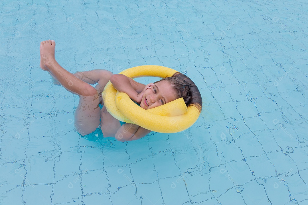 Linda menina garotinha usando biquini sobre piscina curtindo verão