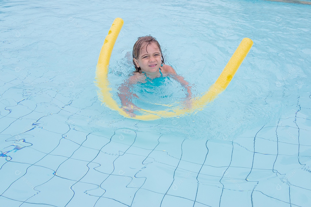 Linda menina garotinha usando roupas de banho sobre piscina curtindo verão