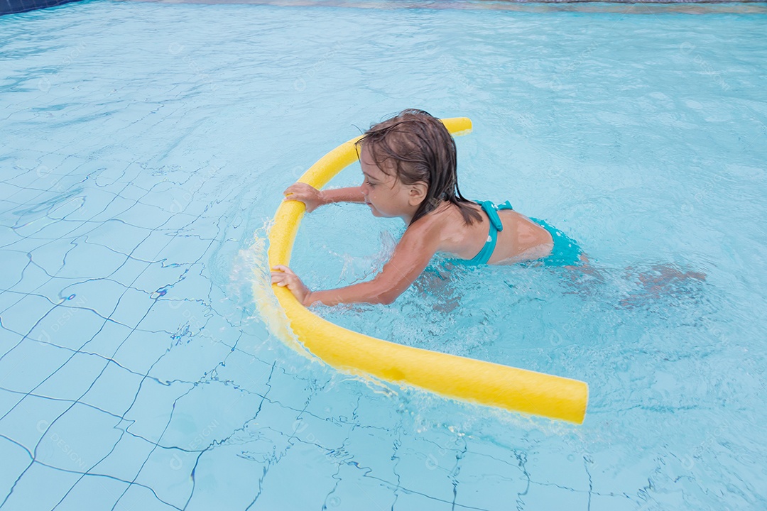 Linda menina garotinha usando biquini sobre piscina curtindo verão