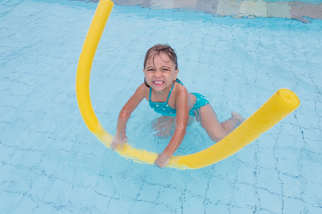 Linda menina garotinha usando biquini sobre piscina curtindo verão