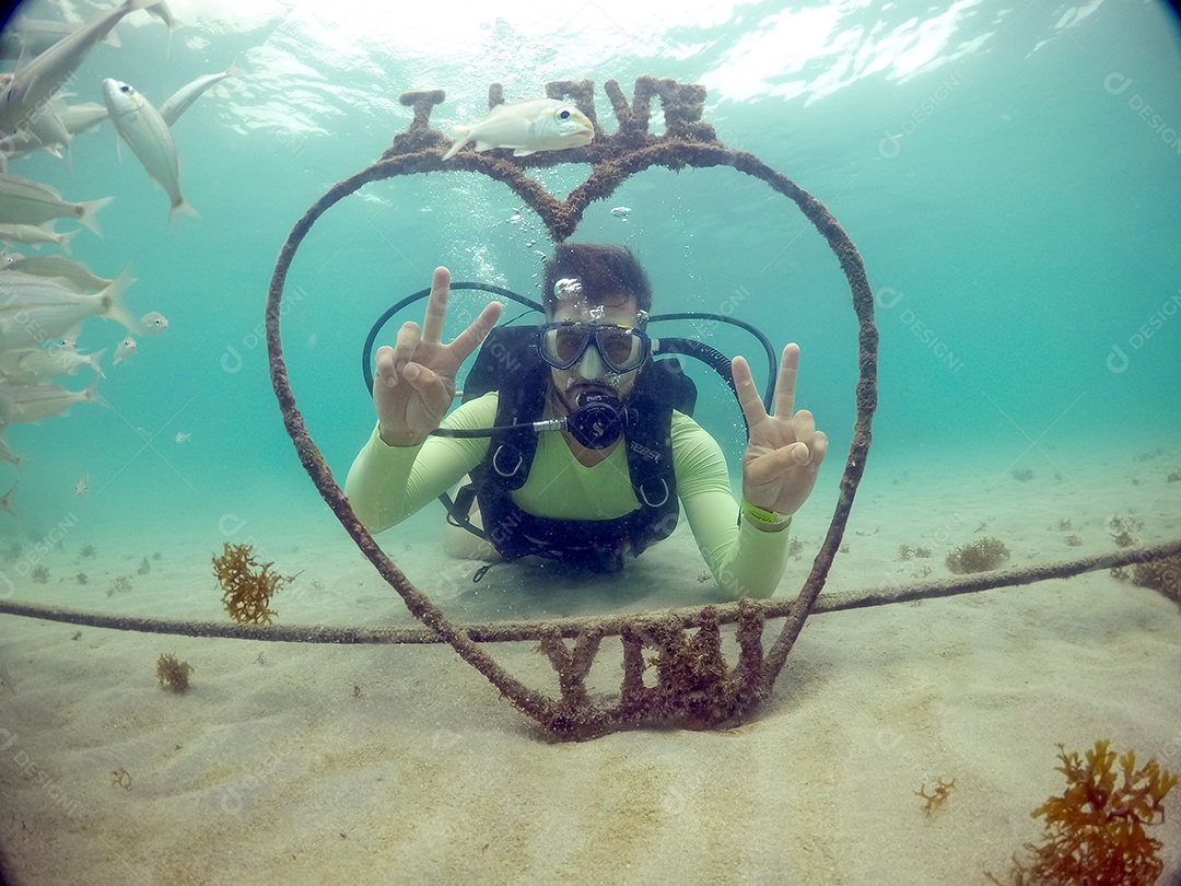 Homem jovem mergulhando sobre uma aguas profunda