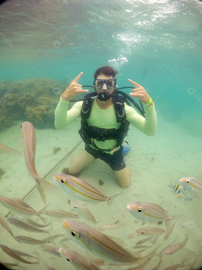 Homem jovem mergulhando sobre uma aguas profunda