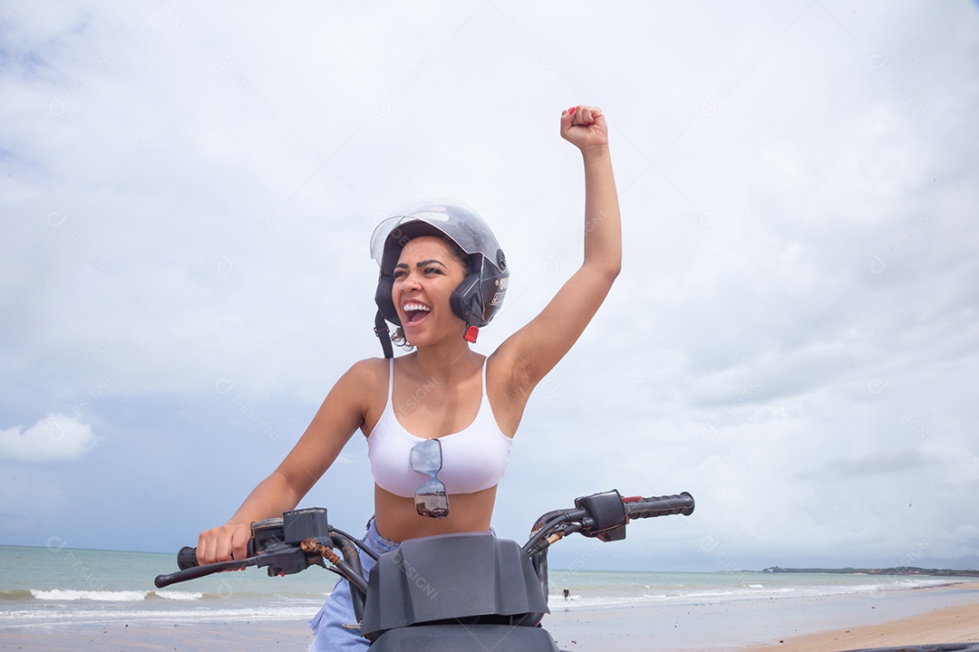 Linda mulher curtindo férias andando de quadriciclo sobre dunas