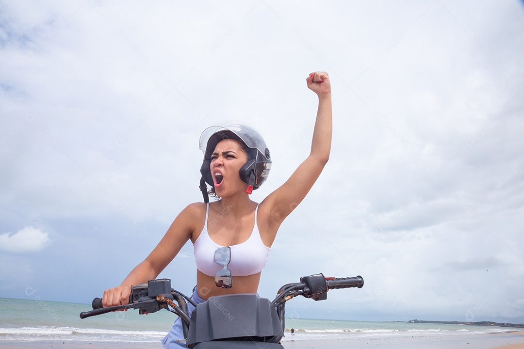 Linda mulher curtindo férias andando de quadriciclo sobre dunas