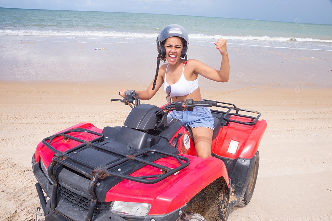 Linda mulher curtindo férias andando de quadriciclo sobre dunas