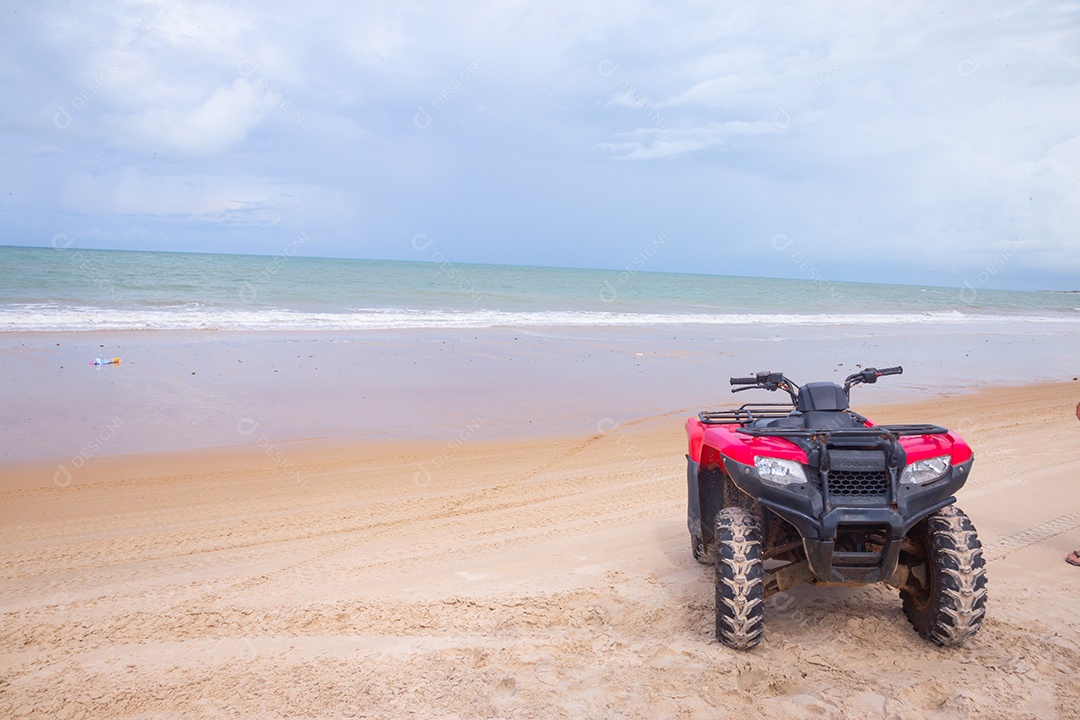 Quadriciclo vermelho sobre praia