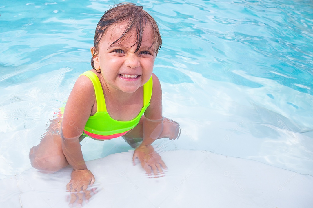 Linda menina garotinha usando roupas de banho sobre piscina curtindo verão