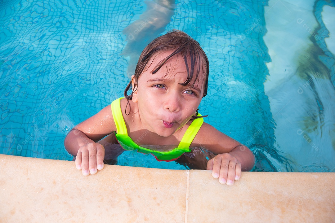 Linda menina garotinha usando roupas de banho sobre piscina curtindo verão