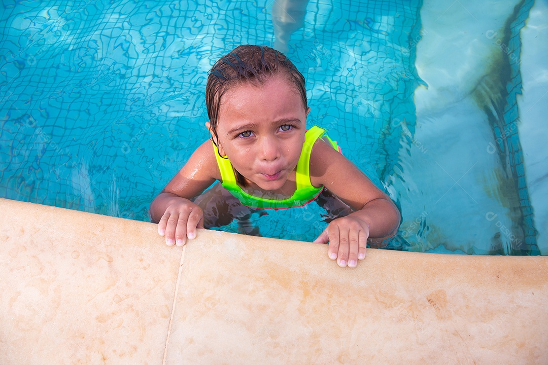 Linda menina garotinha usando roupas de banho sobre piscina curtindo verão